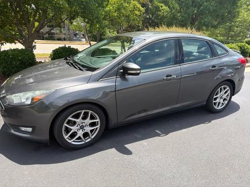 Used 2015 Ford Focus SE w/ Equipment Group 201A FWD image 3