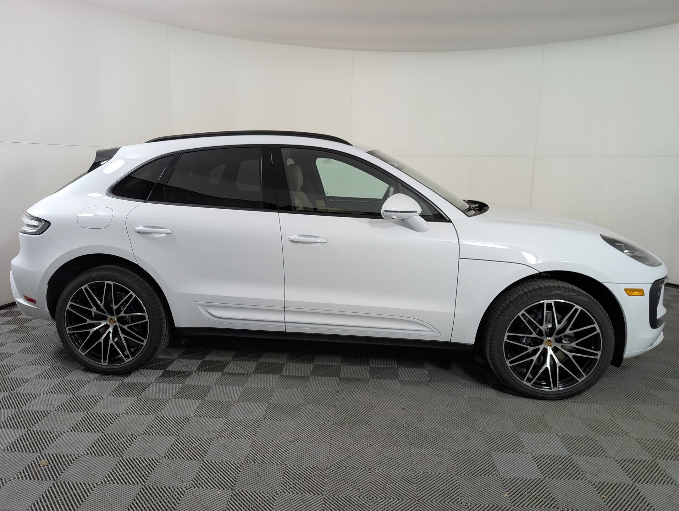 Certified 2026 Porsche Macan AWD/4WD image 9