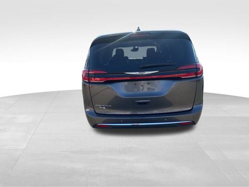 Used 2023 Chrysler Pacifica Touring-L image 4
