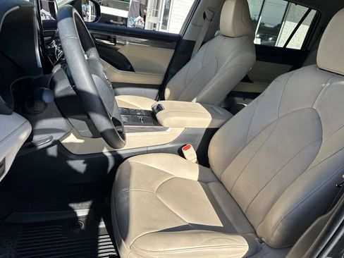 Used 2024 Toyota Highlander Limited image 10