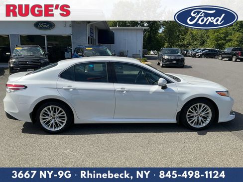 Used 2018 Toyota Camry XLE FWD image 3