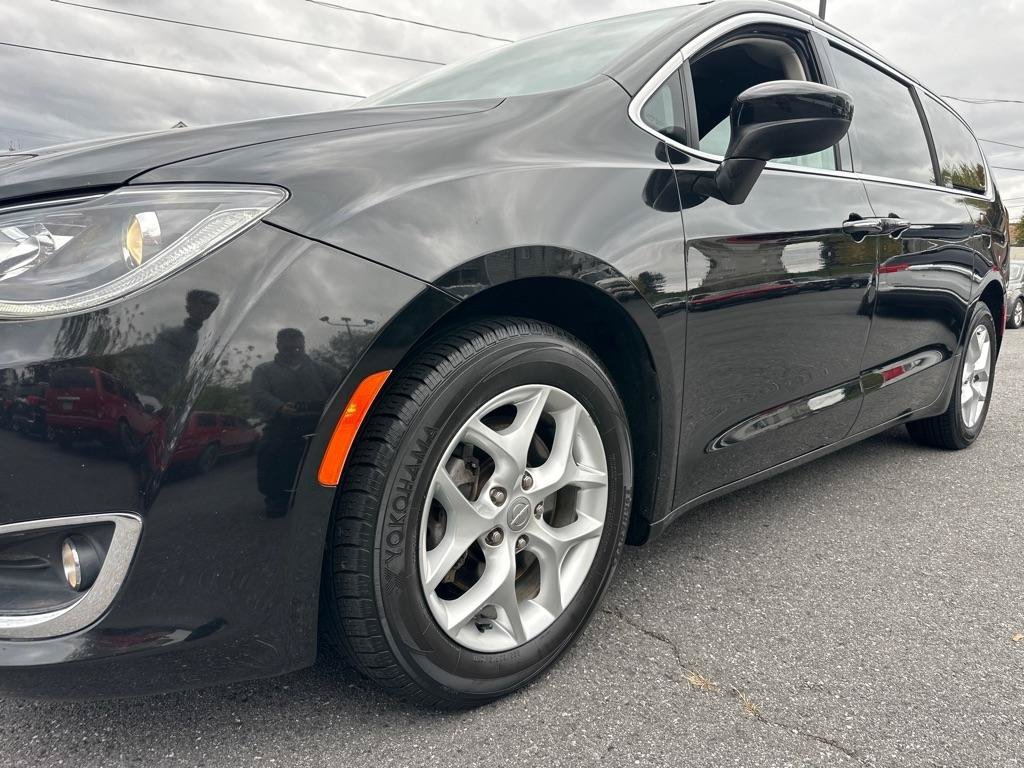Used 2017 Chrysler Pacifica Touring Plus w/ Tire & Wheel Group FWD image 11