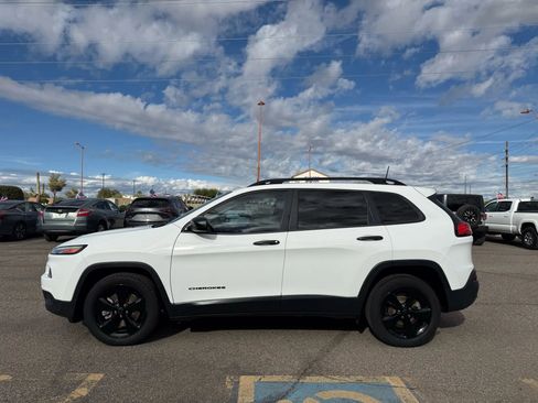 Used 2016 Jeep Cherokee Sport image 6