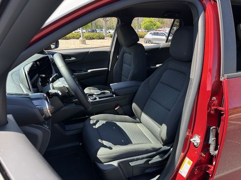 Used 2026 Chevrolet Equinox LT w/ Safety and Technology Package FWD image 9