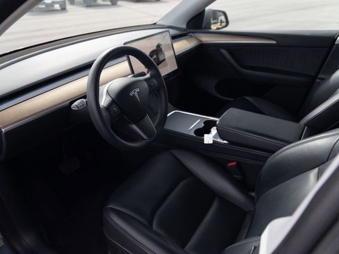 Used 2023 Tesla Model Y Long Range image 9