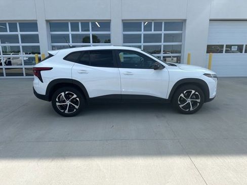 Used 2024 Chevrolet Trax RS w/ Sunroof Package FWD image 2