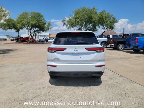 Used 2024 Mitsubishi Outlander ES image 6