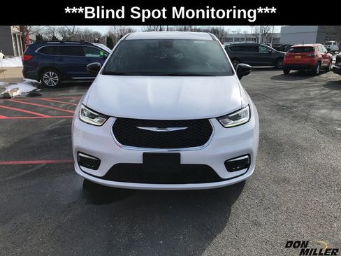 New 2026 Chrysler Pacifica Select image 3