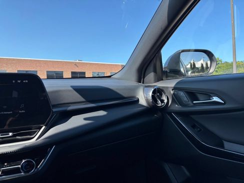 Used 2025 Chevrolet Equinox LT FWD image 35