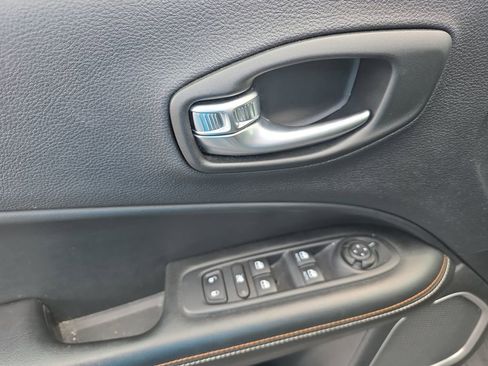 Used 2019 Jeep Compass Latitude w/ Cold Weather Group AWD/4WD image 14