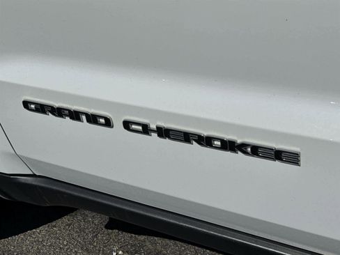 Used 2018 Jeep Grand Cherokee Limited image 10