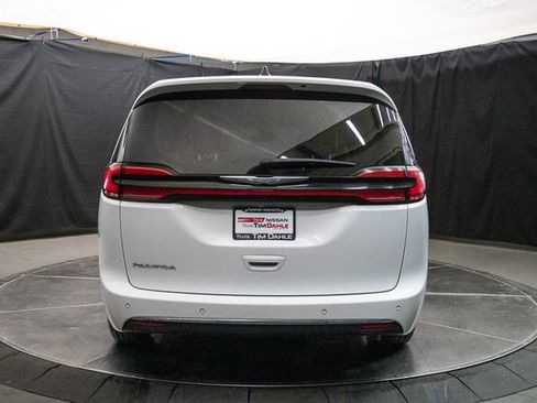 Used 2024 Chrysler Pacifica Touring-L image 11