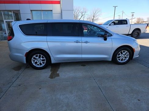 Used 2024 Chrysler Pacifica Touring-L image 8