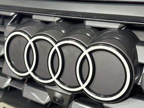 Used 2025 Audi Q5 Premium w/ Convenience Package image 29