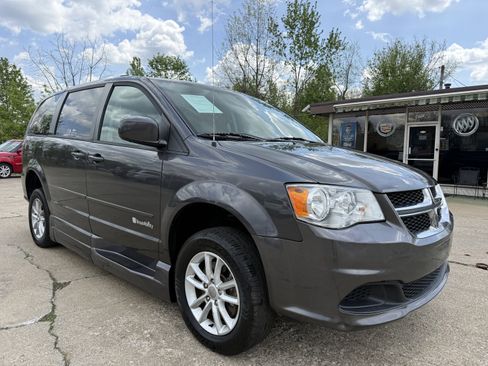 Used 2016 Dodge Grand Caravan SXT FWD image 3