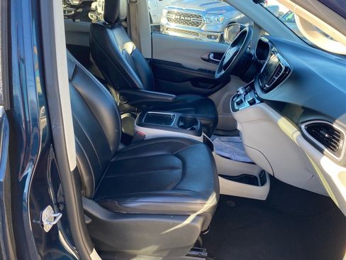 Used 2023 Chrysler Pacifica Touring-L FWD image 26