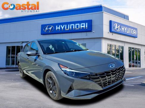 Used 2023 Hyundai Elantra SEL w/ Preferred Accessory Package image 1
