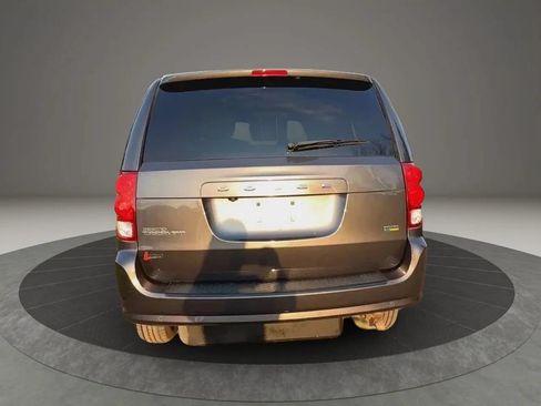 Used 2019 Dodge Grand Caravan SXT w/ Blacktop Package FWD image 3