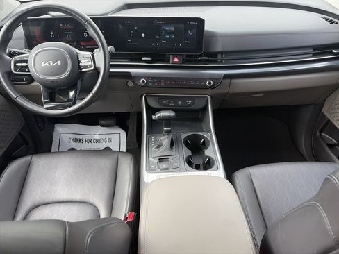 Used 2025 Kia Carnival FWD image 14