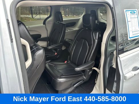 Used 2023 Chrysler Pacifica Touring-L image 18