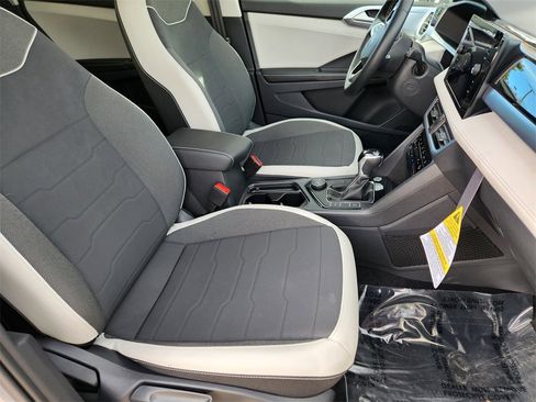 Used 2025 Volkswagen Taos SE image 18