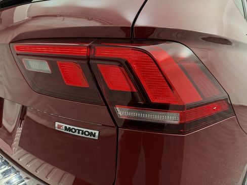 Used 2020 Volkswagen Tiguan SE w/ Panoramic Sunroof Package image 6