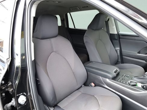 Used 2023 Toyota Highlander LE AWD/4WD image 25