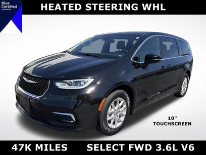 Used 2025 Chrysler Pacifica Select