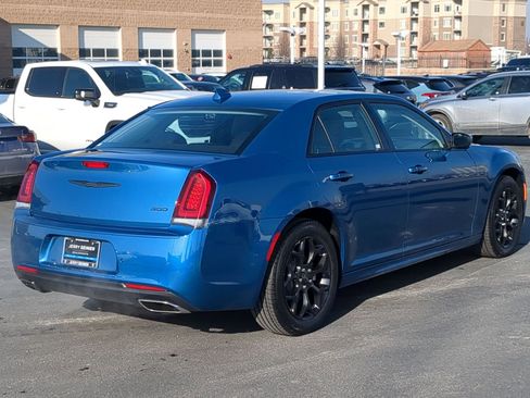 Used 2022 Chrysler 300 Touring L w/ Comfort Group image 5