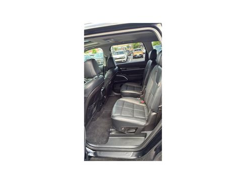 Used 2024 Kia Telluride EX w/ EX Captain's Chair Package FWD image 12