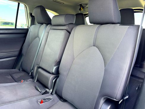 Used 2022 Toyota Highlander LE image 16
