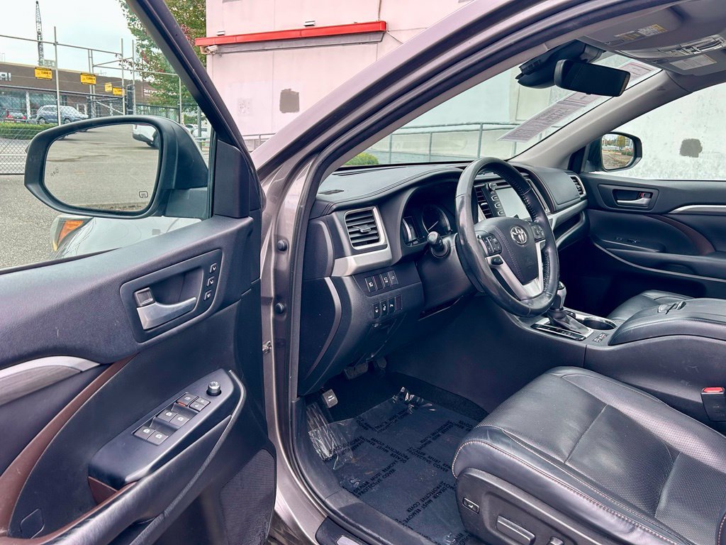 Used 2017 Toyota Highlander Limited Platinum AWD/4WD image 9