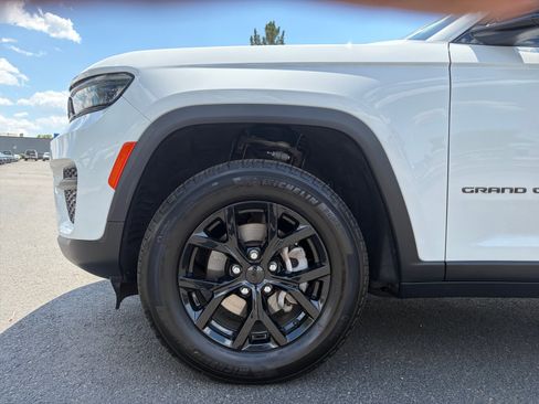 Used 2024 Jeep Grand Cherokee Altitude AWD/4WD image 10
