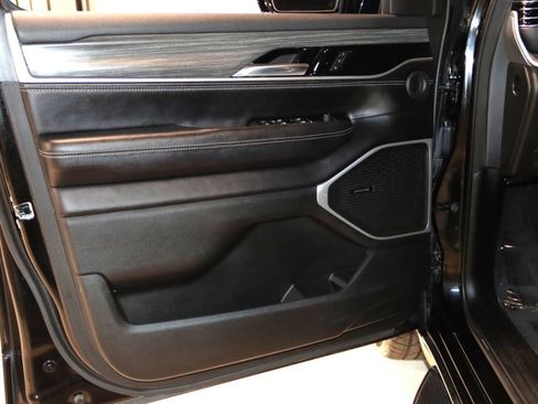 Used 2023 Jeep Wagoneer L Series II w/ Premium Group I AWD/4WD image 34