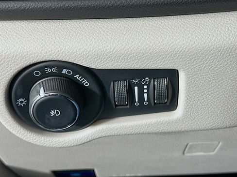 Used 2024 Chrysler Pacifica Touring-L image 17