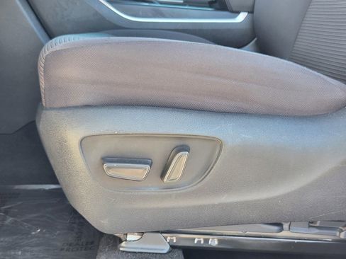Used 2021 Toyota Highlander LE FWD image 22