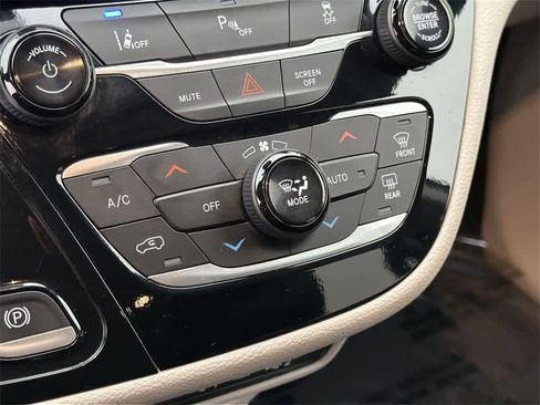 Used 2024 Chrysler Pacifica Select image 16