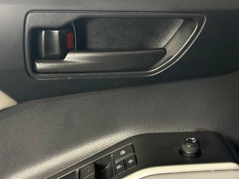 Used 2021 Toyota Highlander LE FWD image 14