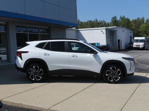 New 2026 Chevrolet Trax RS w/ Sunroof Package FWD image 5