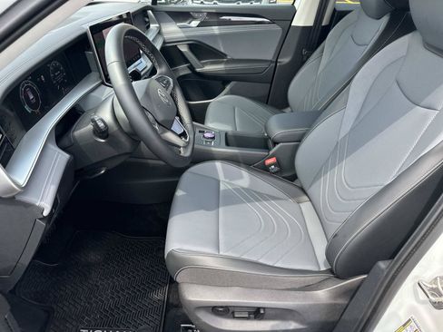 Used 2025 Volkswagen Tiguan SE AWD/4WD image 18