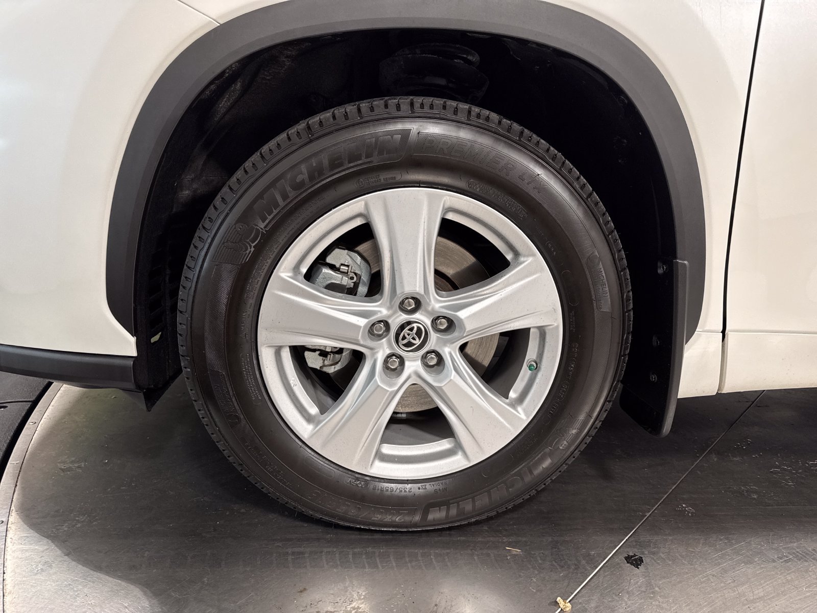 Used 2020 Toyota Highlander LE AWD/4WD image 2