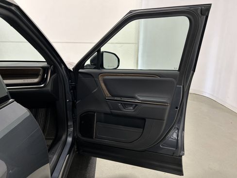 Used 2025 Rivian R1T Premium AWD/4WD image 18