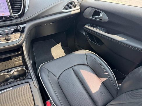 Used 2025 Chrysler Pacifica Limited FWD image 16