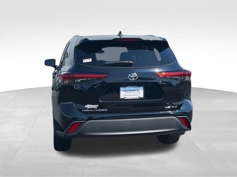 Used 2022 Toyota Highlander XLE AWD/4WD image 7