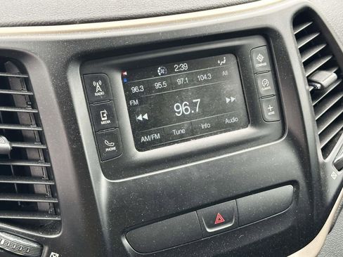 Used 2016 Jeep Cherokee Latitude FWD image 25
