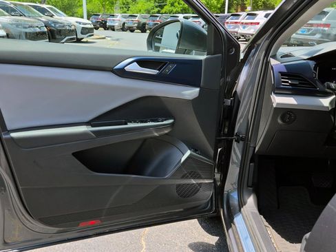 Certified 2022 Volkswagen Taos SE AWD/4WD image 14