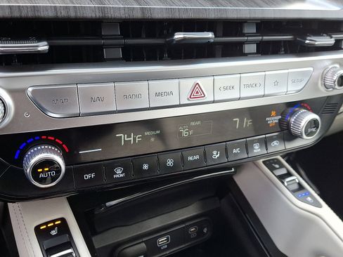 Used 2023 Kia Telluride EX image 17