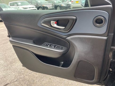 Used 2015 Chrysler 200 S w/ Comfort Group FWD image 9