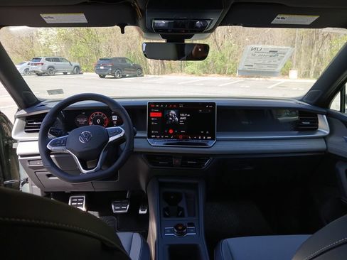 New 2026 Volkswagen Tiguan SE R-Line FWD image 12