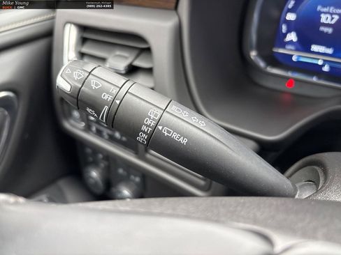 Used 2023 Chevrolet Suburban Premier image 25